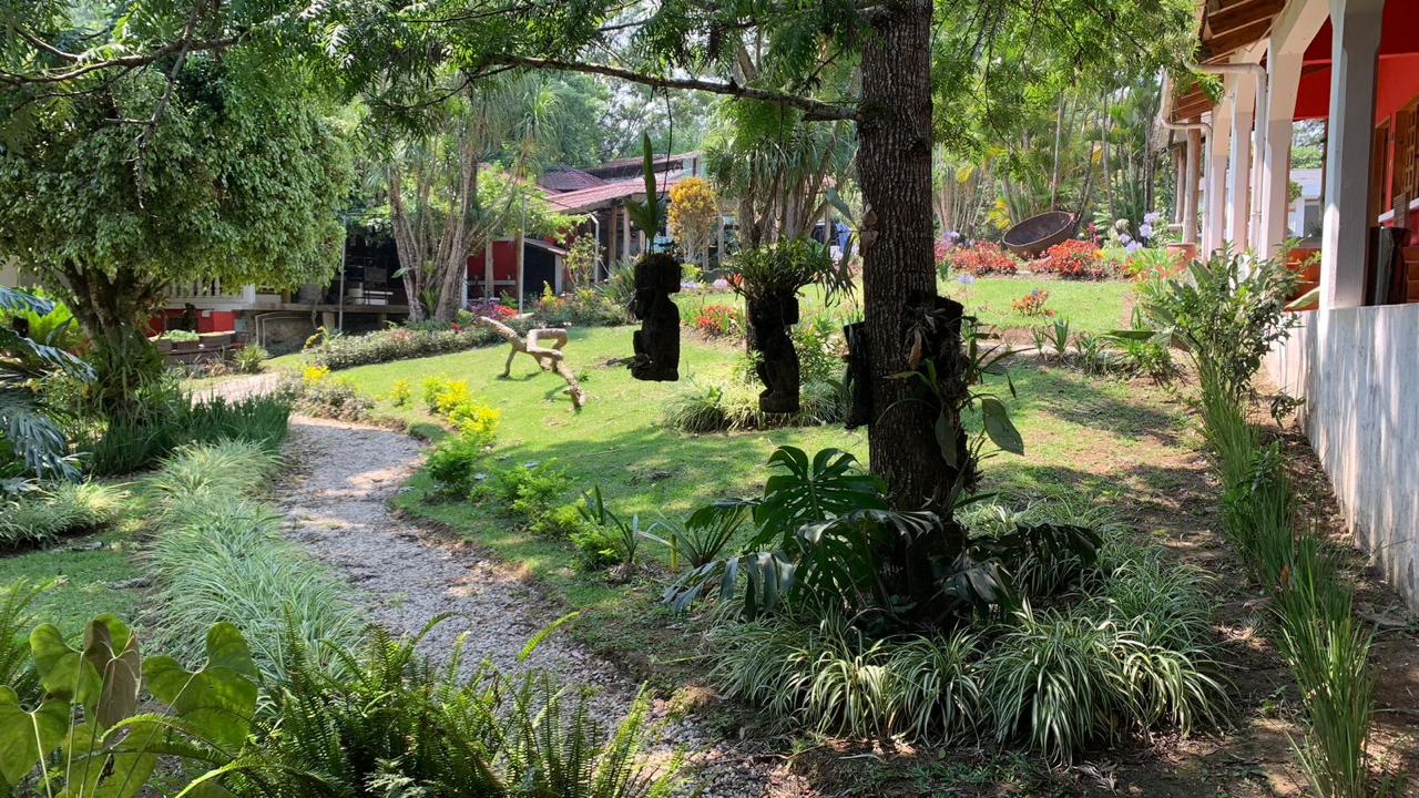 Jardin con esculturas